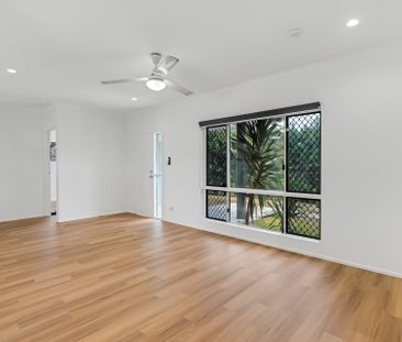 SPACIOUS FAMILY HOME IN SOUGHT AFTER EDMONTON! - Photo 2