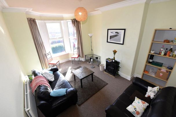 4 bedroom House in Cardigan Lane, Leeds - Photo 1