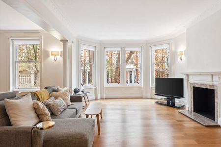 A contemporary 4 bedroom apartment to let in Campden Hill Court, Kensington W8. - Photo 2
