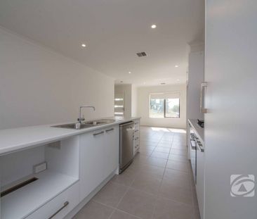 COMFORTABLE LIVING IN THE HEART OF CARDINIA LAKES - Photo 4