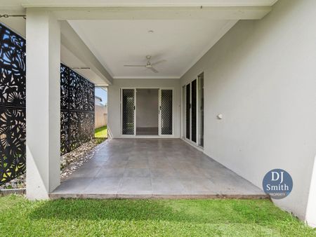 Stylish & Large 5 Bedroom Home in Central Smithfield - Photo 3
