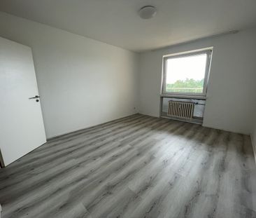 Renoviert und Einzugsbereit! 2-Zi.-Wohnung mit Loggia & Garage - Photo 2