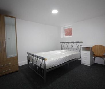 5 bedroom semi-detached house to rent - Photo 4