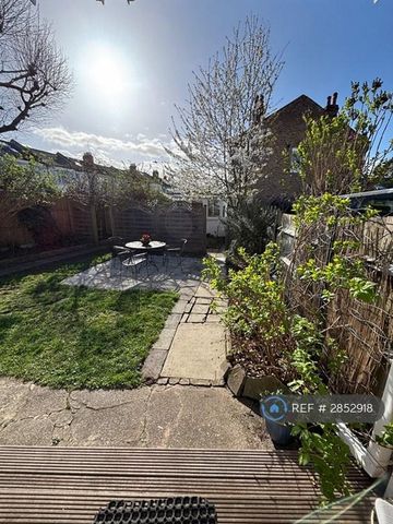 3 bedroom flat to rent - Photo 3