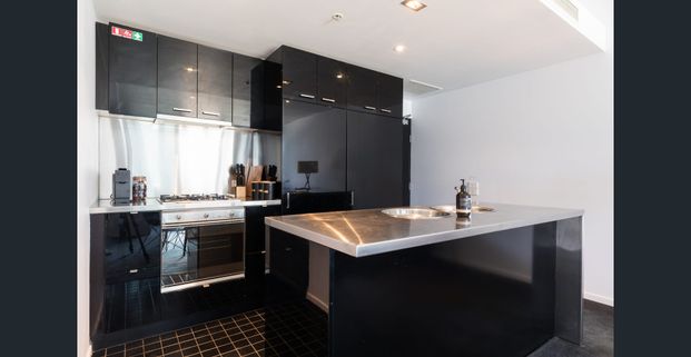 UNFURNISHED 2 BEDROOM WITH AMAZING DOCKLANDS VIEWS - Photo 1