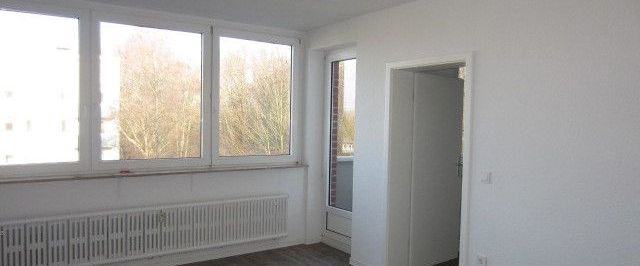 Günstige, komplett renovierte 2-Zimmer-Wohnung mit Balkon. - Foto 1