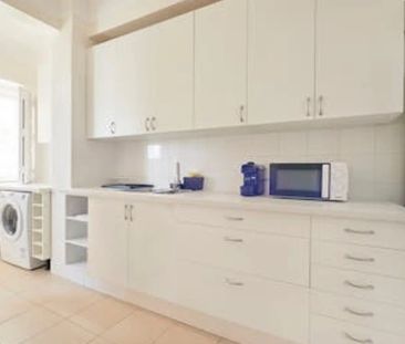 Room in a shared 5-bedroom apartment for rent in Lisbon - Photo 5