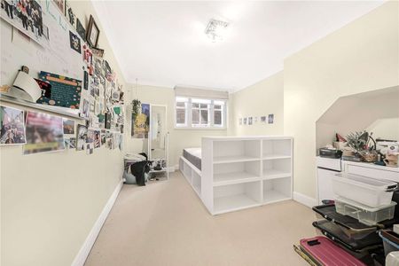 Lateral four bedroom family apartment set within a portered block and over 2106 square feet - Photo 3