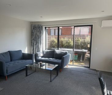 Riccarton – Modern 4 Bed/2 Bath townhouse, Double Garage, Suit Matu... - Photo 1