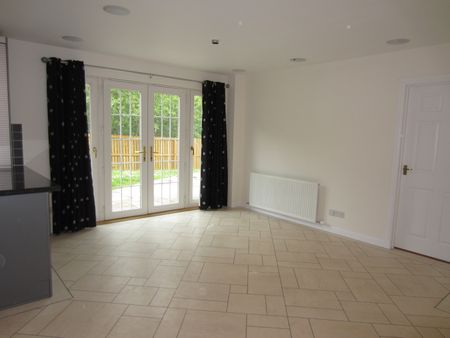5 bedroom detached house to rent - Photo 2