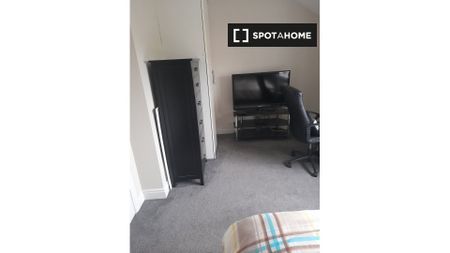 Spacious room in 3-bedroom house in Blancharstown, Dublin - Photo 5