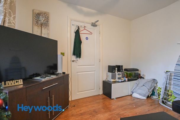 5 bed end of terrace house to rent in Comet Avenue, Newcastle-under-Lyme, Staffordshire - Photo 1