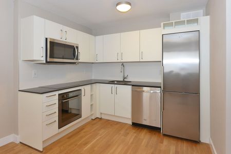 730 St Clarens Avenue - Photo 4