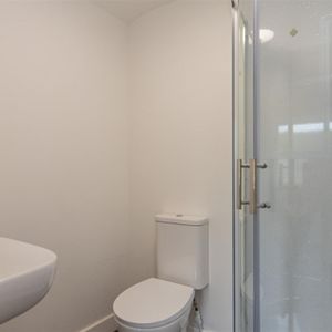 1 bed Room To Let - Photo 2
