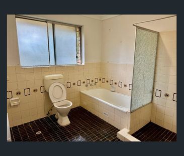 LOCATION, SPACIOUS TOWN HOUSE - Photo 6