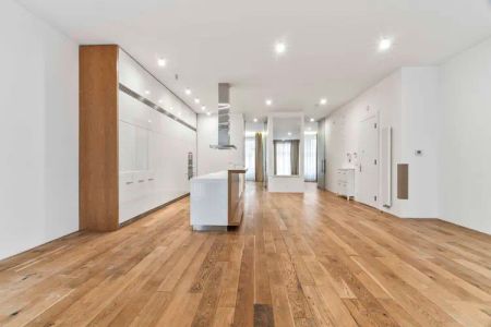 Krásný byt s terasou u nám. Jiřího z Poděbrad - Fotografie 2