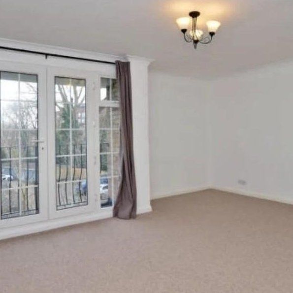 3 bed Flat in Swallow close Staines, Staines-upon-Thames, TW18 4RT - Photo 1