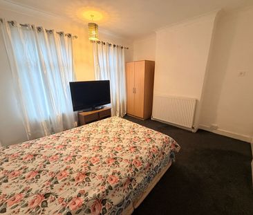 Room in a Shared House, Lyndhurst Road, LU1 - Photo 2