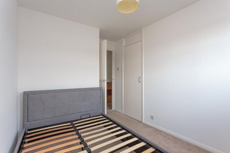 4 bedroom end of terrace house to rent - Photo 3