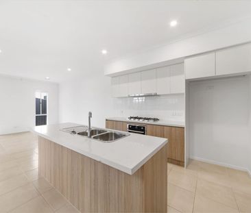 Spacious Five-Bedroom Family Living in Berwick Waters - Photo 3