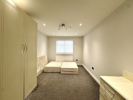 Cygnet Avenue, Greater London, TW14 - Photo 3