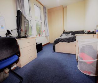 4 bedroom Flat in Flat B, Leeds - Photo 4