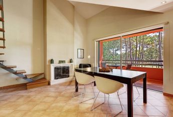 Apartamento T1+1 mobilado e com varandas, no condomínio da Herdade da Aroeira