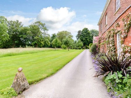 Private wing of the impressive Britwell House in the rolling Oxfordshire countryside - Photo 2