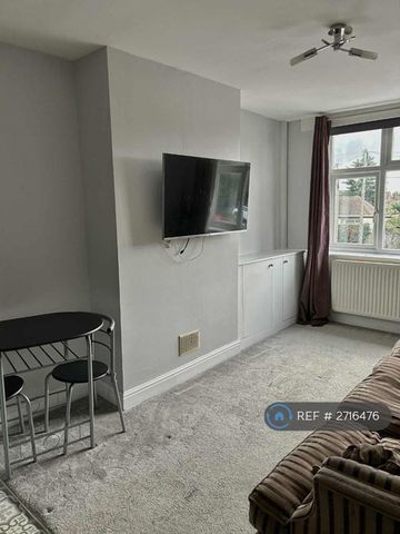 3 bedroom flat to rent - Photo 4