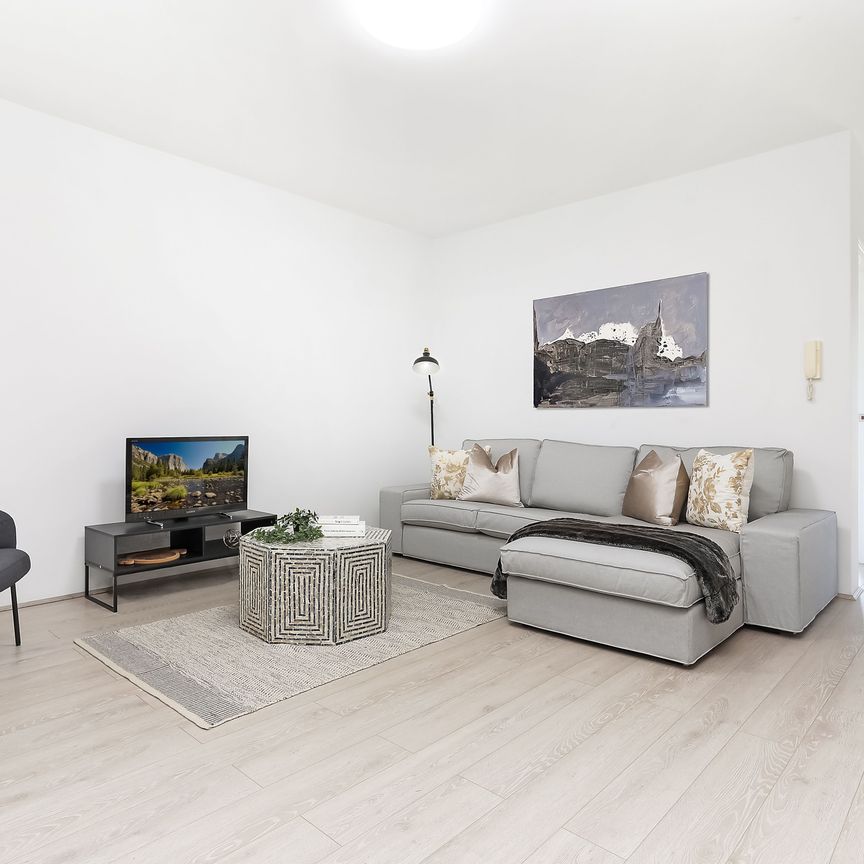 Boutique Ground Floor Renovated Parkside Apartment - Photo 1