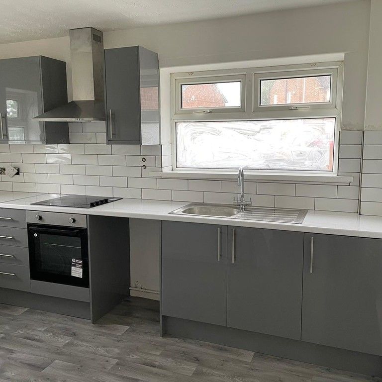 3 Bedroom Semi-Detached House - Photo 1