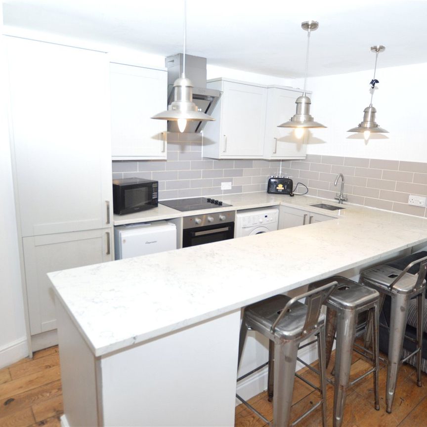 3 bedroom apartment to rent High Street, Wivenhoe, Colchester, Essex, CO7 - Photo 1