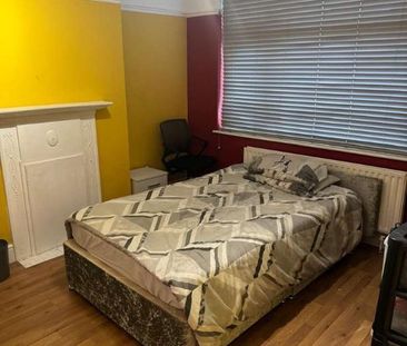 Kingfisher Avenue, Redbridge, E11 - Photo 1