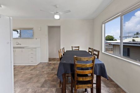 3 BEDROOM HOME, CLOSE TO EVERYTHING! - Photo 4