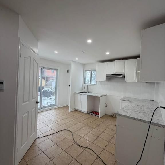 41/2 Metro Cartier Laval dispo maintenant internet stationnement, Loker, Thermopompe 1490$ - Photo 1