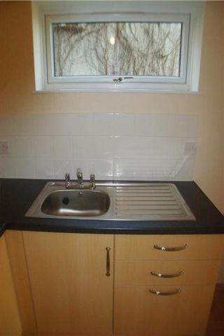 1 bedroom retirement property to rent - Photo 3