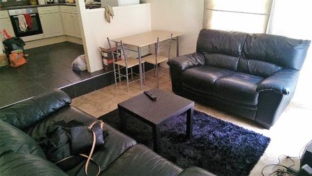2 bedroom flat - Photo 4