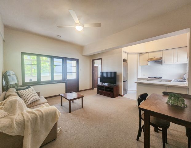 FULLY FURNISHED 1 BEDROOM APARTMENT IN A GREAT LOCATION - Photo 1