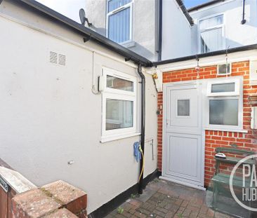 3 bedroom end of terrace house to rent - Photo 2