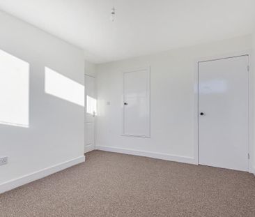 3 bedroom flat to rent - Photo 6