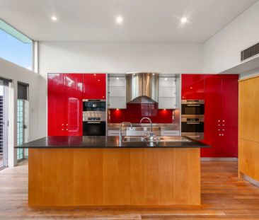 Sophisticated Upper-Level Apartment with Double Garage, North-Facin... - Photo 2