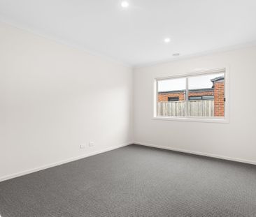 Family Living In The Willows - Photo 2