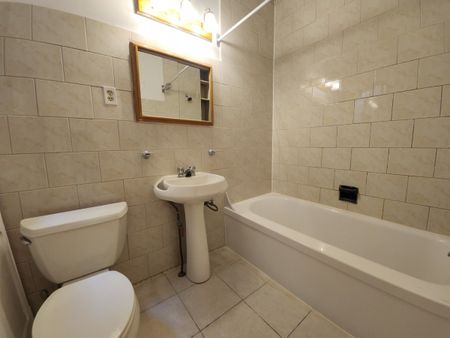 Logement rénové de 2 chambres à coucher plus bureau, semi-meublé. - Photo 5