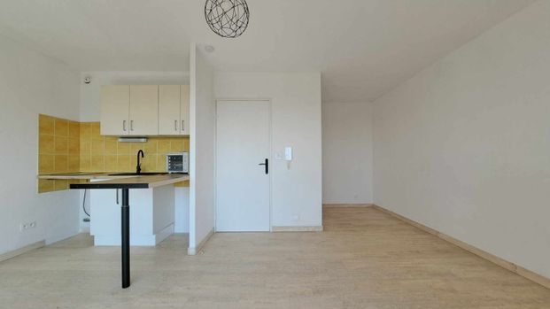 Location - Studio rénové de 27 m² avec un grand balcon, cave et local à vélo commun - Photo 1