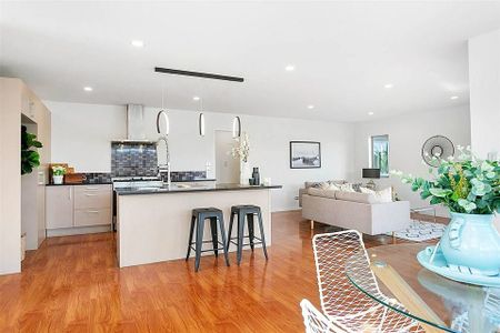 Modern home recently refreshed - Photo 3