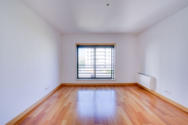 Apartamento T3 para arrendar na Urbanização Alto dos Moinhos, Benfica - Photo 1