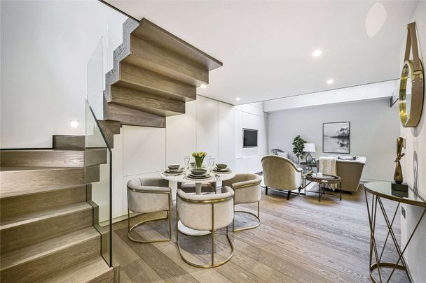 A split level one bedroom apartment situated in a popular portered building in the heart of Chelsea moments from all the local amenities of the Fulham Road. - Photo 1