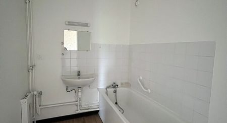 Dans un immeuble sécurisé avec ascenseur nous vous proposons un appartement de type3 comprenant un séjour avec balcon, une cuisine fermée, 2 chambres dont une avec accès au balcon, une salle de bain avec baignoire et un wc séparé - Photo 5