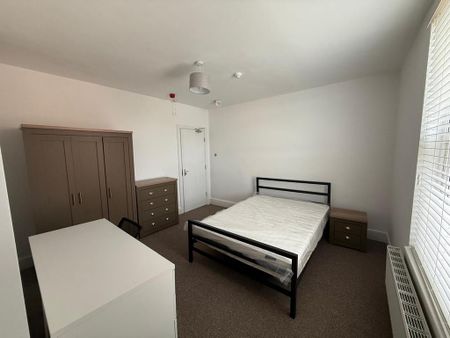 1 bedroom in a house share to rent - Photo 2
