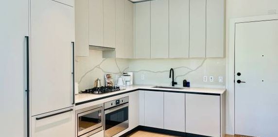 Brand new, 1BR + Den Fully Furnished Apt - 8 min walk to SkyTrain - Photo 2